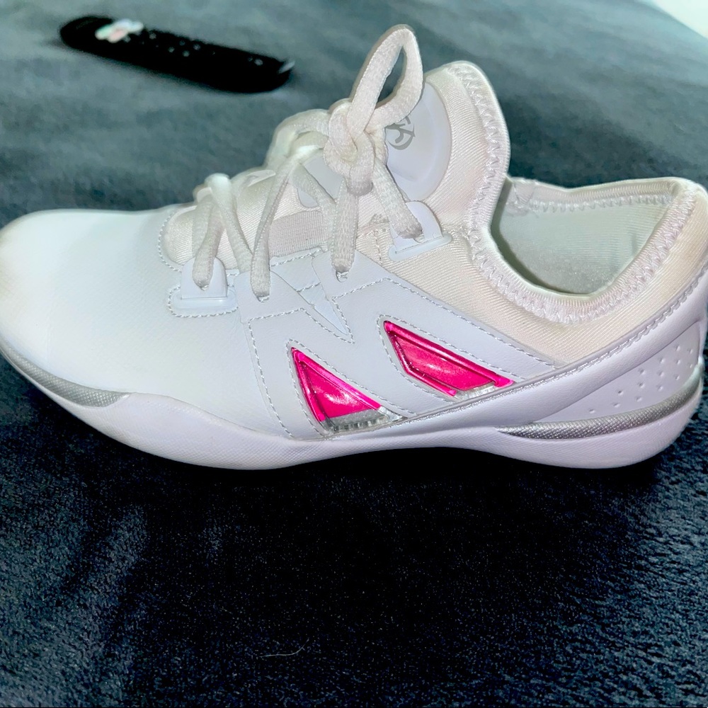 GK kids accent cheer shoes size 2